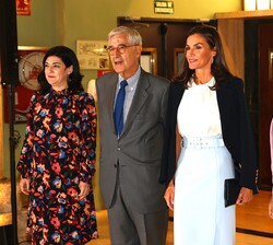 La Reina con las autoridades