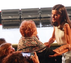 Doña Letizia convesa con “Marujita"