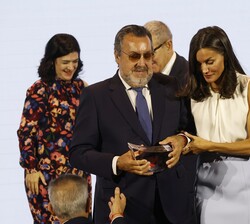 Doña Letizia con Miguel Carballeda, presidente de la Fundación ONCE, tras recoger el galardón