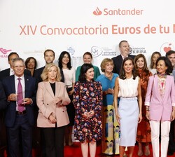 Su Majestad la Reina con los galardonados de la convocatoria anual de los “Proyectos Sociales de Banco Santander”