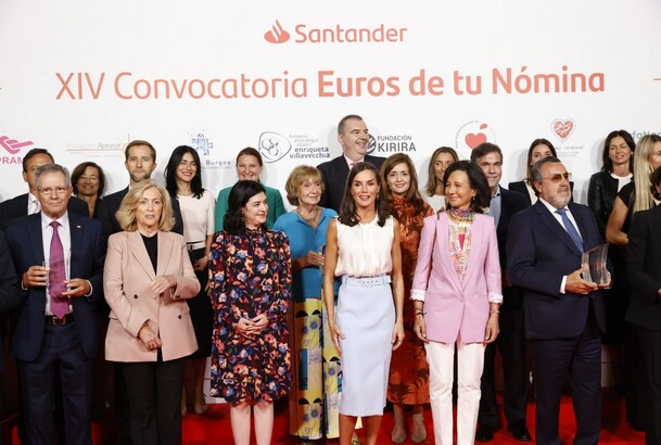 Su Majestad la Reina con los galardonados de la convocatoria anual de los “Proyectos Sociales de Banco Santander”