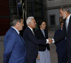 Su Majestad el Rey recibe el saludo del presidente de El Confidencial, José Antonio Sánchez