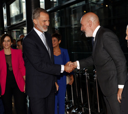 Su Majestad el Rey recibe el saludo del director de El Confidencial, Nacho Cardero