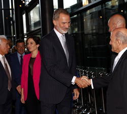 Su Majestad el Rey recibe el saludo del adjunto a la presidencia, José Antonio Zarzalejos