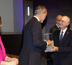 Su Majestad el Rey entrega el "Premio Influyentes 2022" al alcade de Málaga, Francisco de la Torre