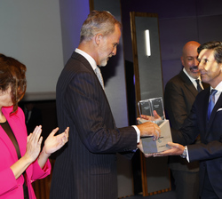 Su Majestad el Rey entrega el "Premio Influyentes 2022" al CEO y presidente de Telefónica, José María Álvarez-Pallete