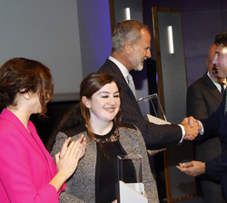 Su Majestad el Rey entrega el "Premio Influyentes 2022" al chief commercial officer de Moderna, Arpa Garay y al CEO y presidente de Rovi, Ju