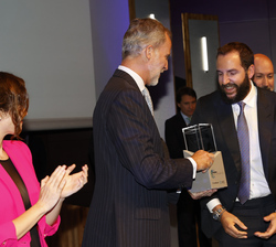 Su Majestad el Rey entrega el "Premio Influyentes 2022" al director artístico del Museo Nacional Thyssen Bornemisza, Borja Thyssen Bornemisz