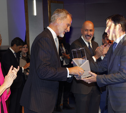 Su Majestad el Rey entrega el "Premio Influyentes 2022" a Valentín Fuster, recoge el premio Borja Ibánez, director científico del CNIC