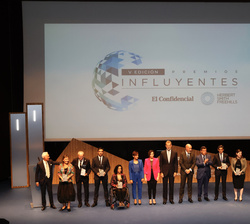 Su Majestad el Rey junto a los premiados y las autoridades asistentes al acto