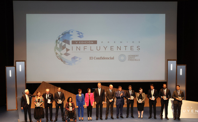 Su Majestad el Rey junto a los premiados y las autoridades asistentes al acto