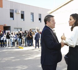 Su Majestad la Reina Majestad la Reina conversa con el presidente de la Junta de Comunidades de Castilla-La Mancha, Emiliano García-Page, quien la rec