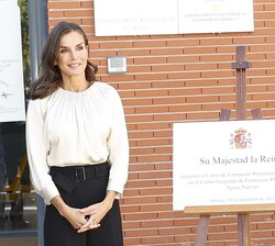 Su Majestad la Reina junto a la placa conmemorativa de su visita al CIFP Aguas Nuevas de Albacete