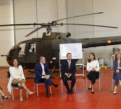 Su Majestad la Reina en el hangar junto a las autoridades durante la reunión