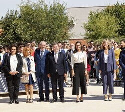 Doña Letizia durante la fotografía de grupo junto a las autoridades y alumnos