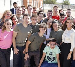 Doña Letizia junto a un grupo de alumnos que aprovechan su visita para hacerse una foto de recuerdo