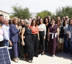 Su Majestad la Reina junto a personal del CIFP Aguas Nuevas