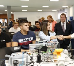 Doña Letizia saluda a los alumnos durante su visita al taller de Energía y Agua (renovables)