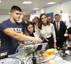 Un alumno enseña su trabajo a Doña Letizia en el taller de Energía y Agua (renovables)