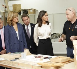 Doña Letizia atiende a las explicaciones de un profesor durante su visita al Taller de Madera y Mueble