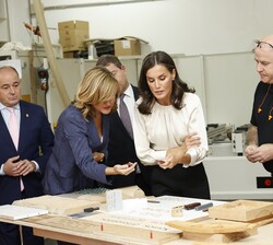 Doña Letizia observa los trabajos realizados por los alumnos en el Taller de Madera y Mueble