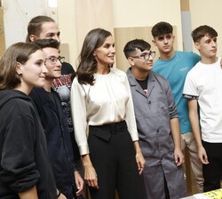 Doña Letizia junto a unos alumnos del Taller de Madera y Mueble