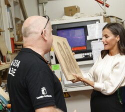 Durante su visita al Taller de Madera y Mueble, Doña Letizia recibe un obsequio de las fotografías de Sus Altezas Reales la Princesa de Asturias y la 