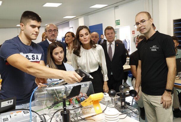 Un alumno enseña su trabajo a Doña Letizia en el taller de Energía y Agua (renovables)