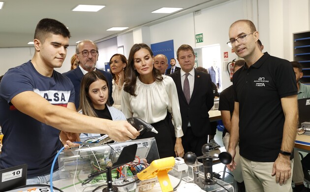 Un alumno enseña su trabajo a Doña Letizia en el taller de Energía y Agua (renovables)