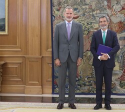 Su Majestad el Rey con el presidente del Tribunal Supremo y del Consejo General del Poder Judicial, Carlos Lesmes Serrano