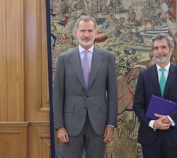 Su Majestad el Rey junto al presidente del Tribunal Supremo y del Consejo General del Poder Judicial, Carlos Lesmes Serrano