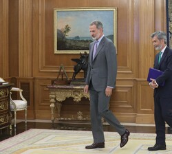 Su Majestad el Rey acompañado por el presidente del Tribunal Supremo y del Consejo General del Poder Judicial, Carlos Lesmes Serrano