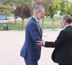 Su Majestad el Rey recibido por el presidente del Gobierno de Aragón, Francisco Javier Lambán, a su llegada al Palacio de Congresos