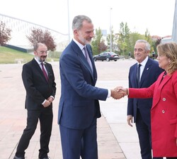 Su Majestad el Rey recibido por las autoridades, a su llegada al Palacio de Congresos