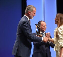 Su Majestad el Rey entrega el “Premio Golden Pen of Freedom” a la presidenta de la Gazeta Wyborcza Foundation (Polonia), Joanna Krawczyk