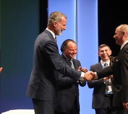 Su Majestad el Rey felicita al editor adjunto de Gazeta Wyborcza, Piotr Stansdisnski, por el “Premio Golden Pen of Freedom”