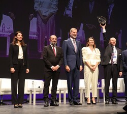 Su Majestad el Rey con los galardonados del “Premio Golden Pen of Freedom” y las autoridades