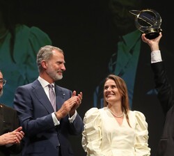 Su Majestad el Rey con los galardonados del “Premio Golden Pen of Freedom”