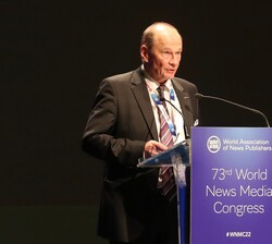 El editor adjunto de Gazeta Wyborcza, Piotr Stansdisnski durante sus palabras de agradecimiento