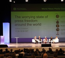 Vista general del auditorio durante la mesa redonda con el título “Obstáculos a la libertad de prensa en el mundo”
