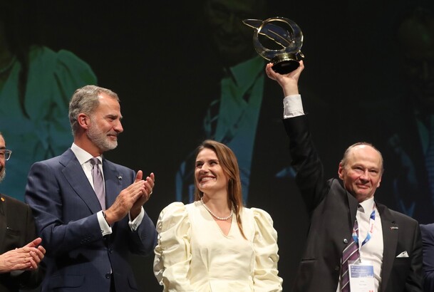 Su Majestad el Rey con los galardonados del “Premio Golden Pen of Freedom”