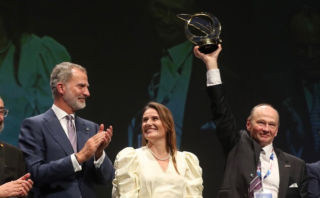Su Majestad el Rey con los galardonados del “Premio Golden Pen of Freedom”