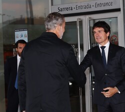 A su llegada, Su Majestad el Rey recibe el saludo del diputado general de Bizkaia, Unai Rementeria