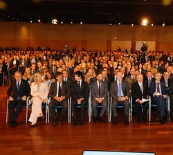 Don Felipe junto a las autoridades en el auditorio del Bilbao Exhibition Centre