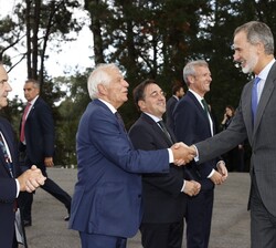 Recimiento del Rey a su llegada al Centro de Convenciones Gran Hotel La Toja