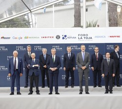 Don Felipe con las autoridades asistentes a la IV edición del “Foro la Toja – Vínculo Atlántico”
