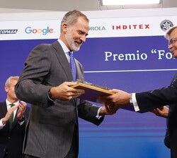 Su Majestad el Rey entrega el II Premio Foro La Toja al embajador de Ucrania en España, Serhii Pohoreltsev