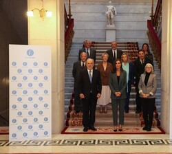 Su Majestad la Reina junto a los miembros del patronato de FundéuRAE