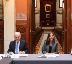 Doña Letizia preside la mesa de la reunión de trabajo de la Fundación del Español Urgente
