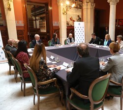 Su Majestad la Reina en el transcurso de la reunión de la Fundación del Español Urgente